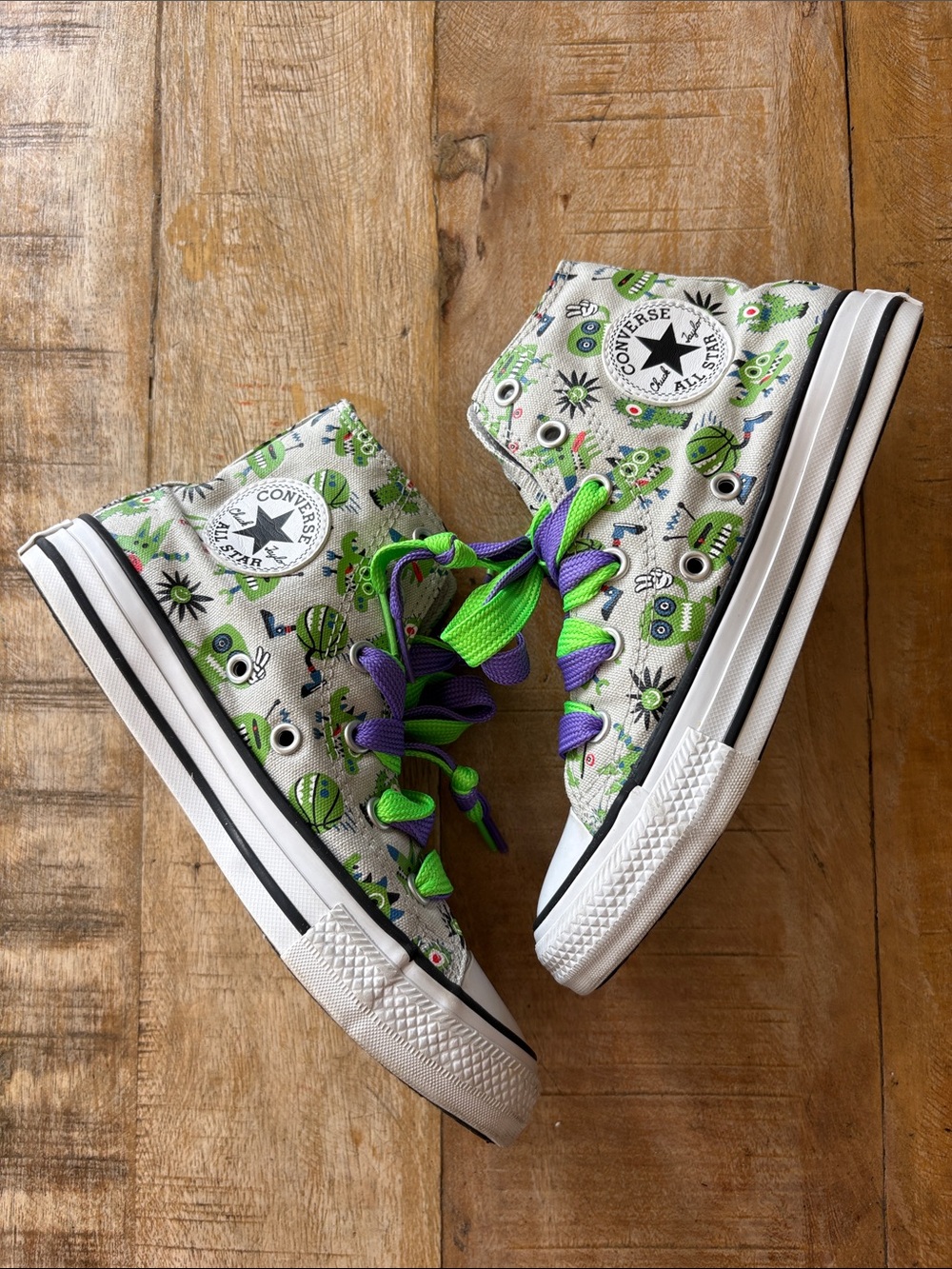 Converse Kids High-Top Sneakers in Green with Alien Print size 1